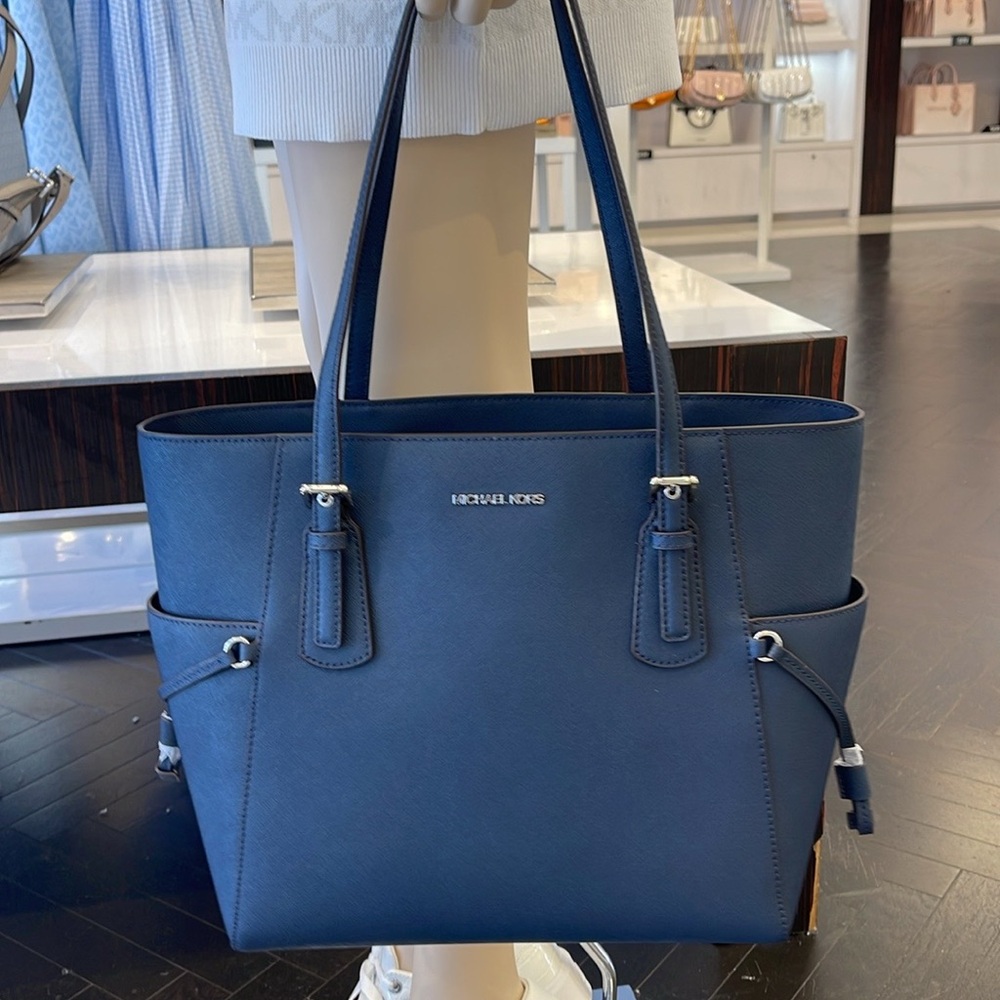 Michael Kors Voyager Large Saffiano Leather Tote Bag
Navy
NWT - Picture 9 of 16